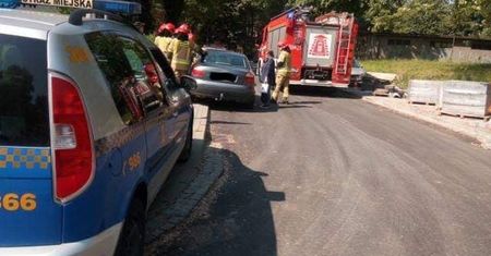 Roztrzęsiona matka zadzwoniła po pomoc. 1,5 roczne dziecko utknęło w samochodzie