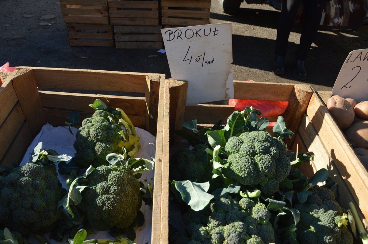 Owoce i warzywa na na placu targowym w Stalowej Woli