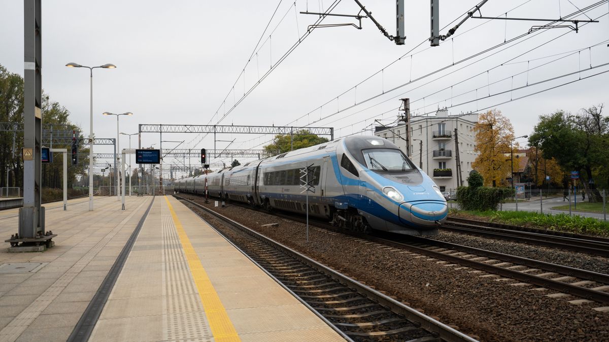 kolej pociąg peron przystanek transport pendolino koleje