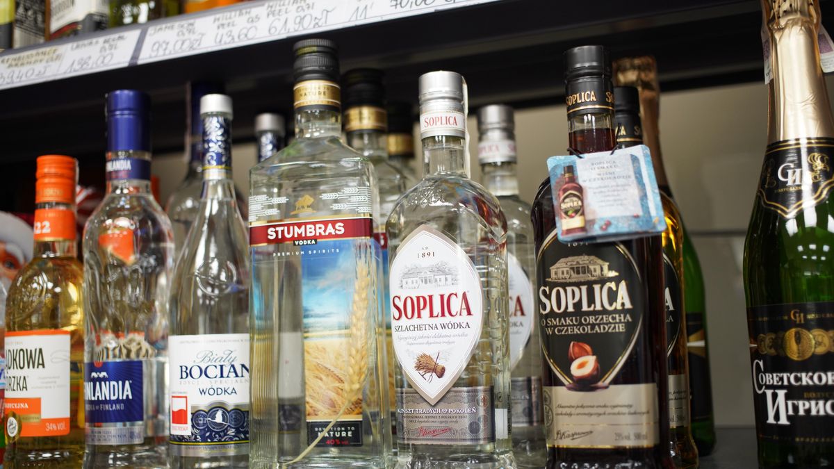 W czasach kryzysu rośnie sprzedaż alkoholu PAP/Leszek Szymański