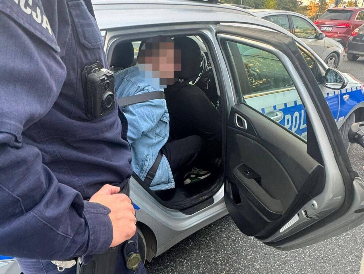 Warszawa: Kierowca audi w czasie jazdy pił piwo. Zareagowali świadkowie, którzy wezwali policjantów