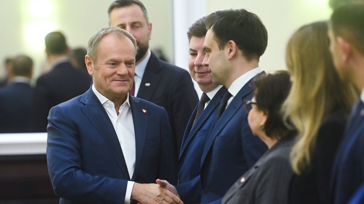 Warszawa, 19.11.2024. Premier Donald Tusk (L), szef KPRM Jan Grabiec (3L) oraz minister finansów Andrzej Domański (4P) podczas posiedzenia rządu w siedzibie Kancelarii Prezesa Rady Ministrów w Warszawie, 19 bm. Rząd ma zająć się projektem ustawy o unijnej sieci danych dotyczących poziomu zrównoważenia gospodarstw rolnych (FSDN). (jm) PAP/Piotr Nowak