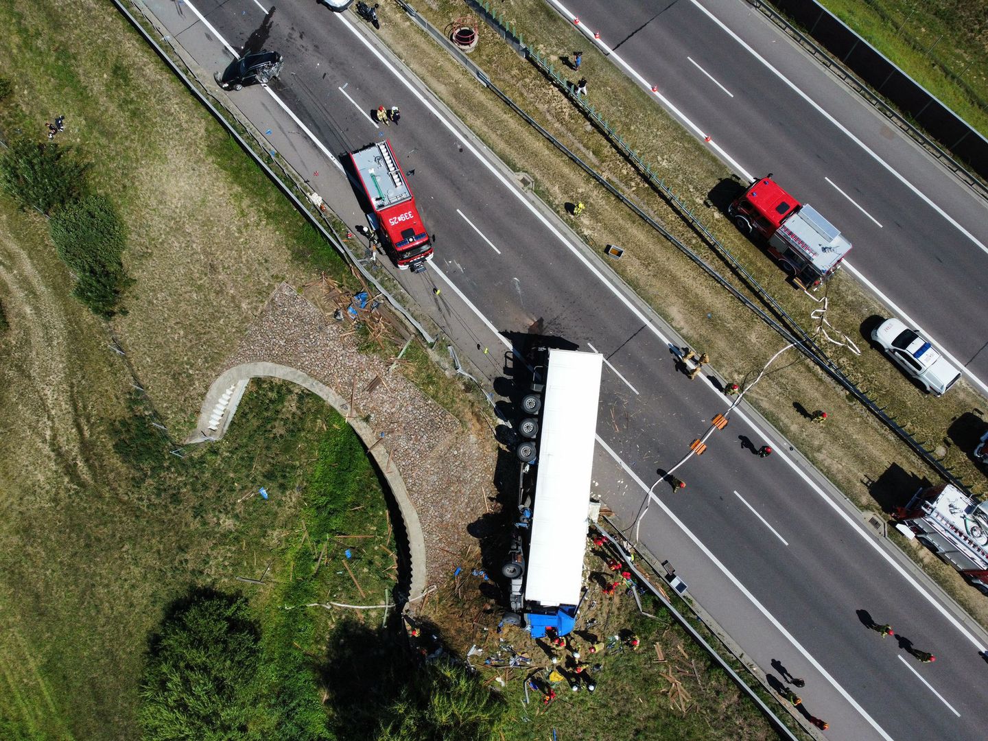 Fatalny wypadek na drodze S12. Rozpędzony tir przeleciał przez barierki