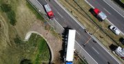 Fatalny wypadek na drodze S12. Rozpędzony tir przeleciał przez barierki