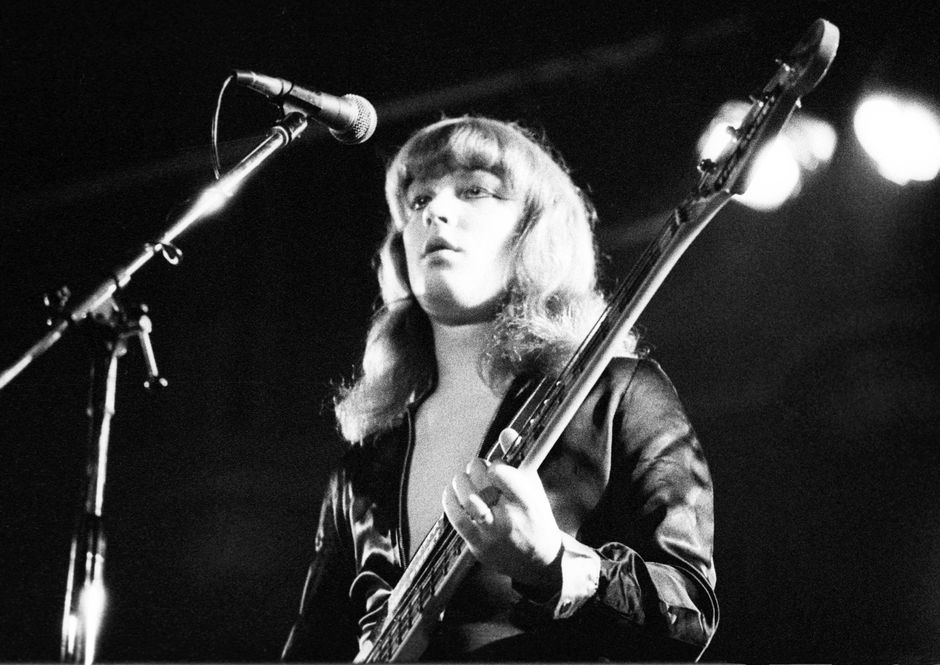 Steve Priest na scenie klubu The Pavilio w, Hemel Hempstead [20 czerwca 1973]