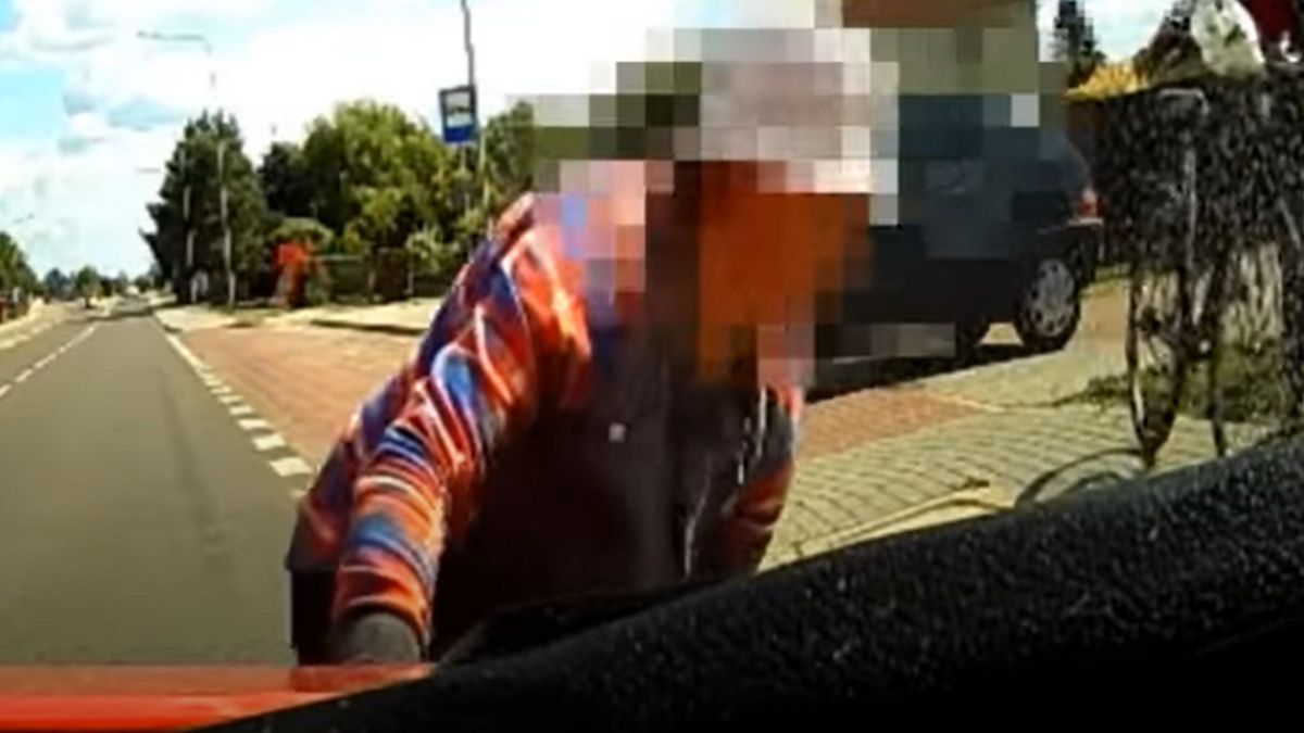 Kobieta wjechała wprost pod koła samochodu