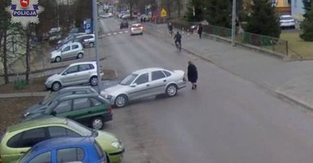 Łuków: Cofając oplem nie zauważyła pieszej. Ranna trafiła do szpitala (wideo)