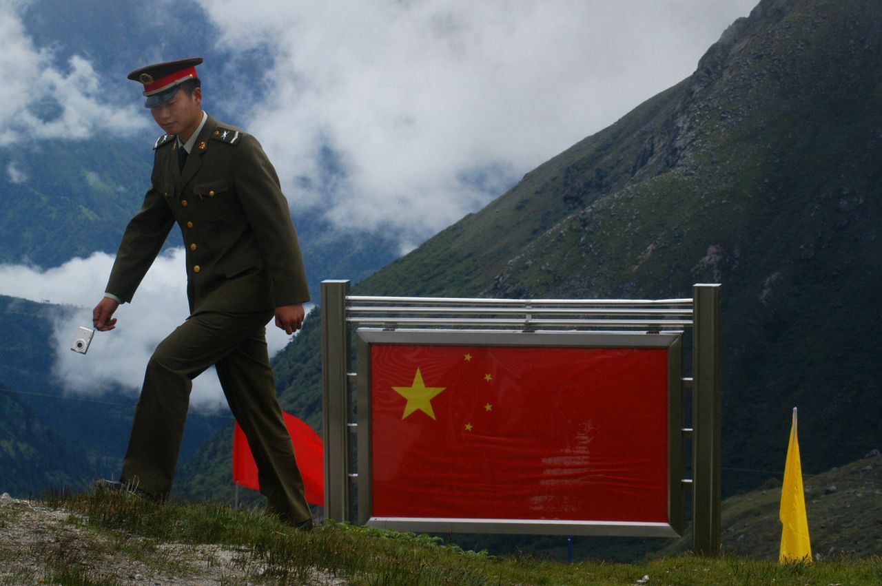 Chińska straż graniczna śledzi turystów, instaluje spyware na smartfonach