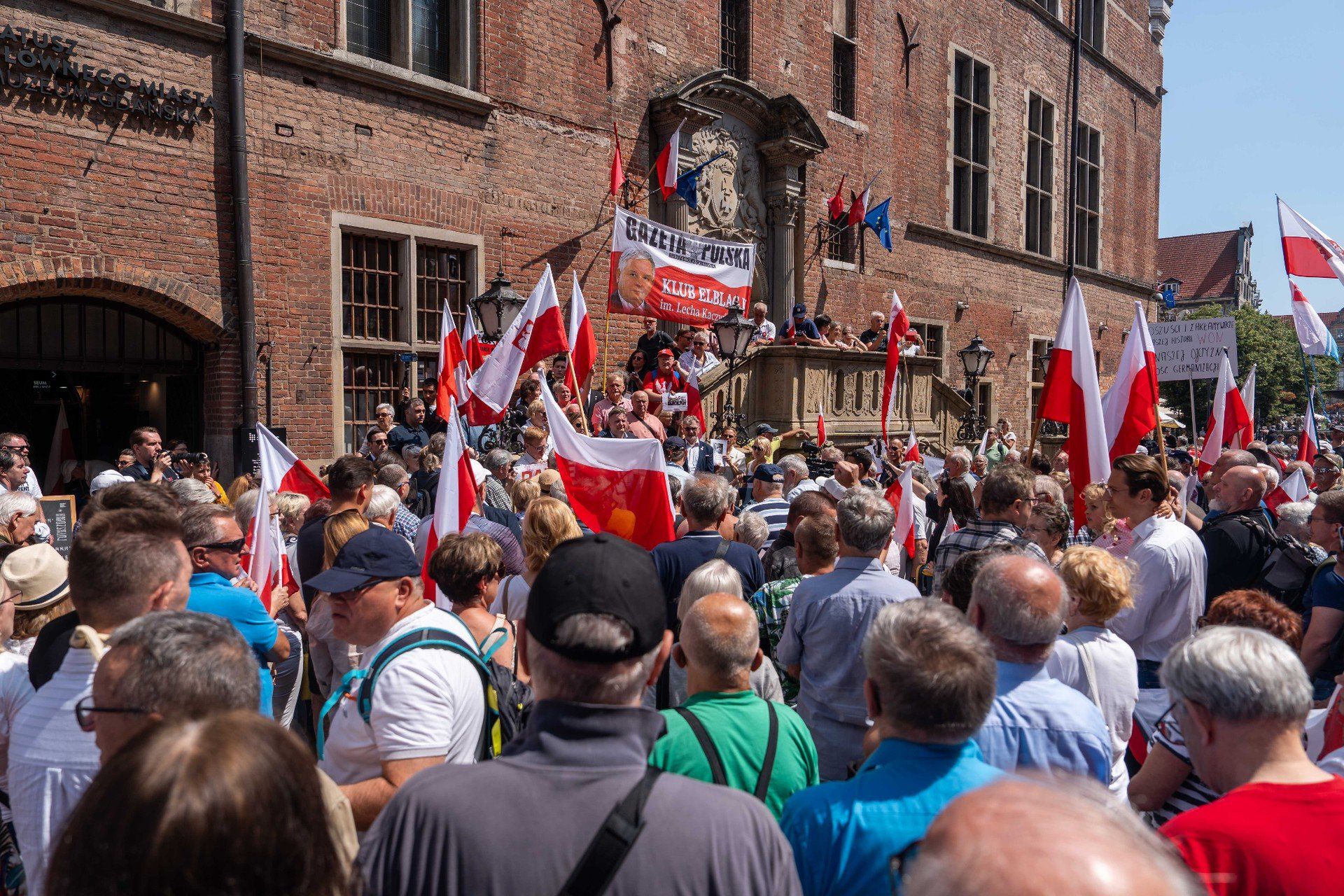 Protest przed Ratuszem Głównego Miasta z powodu wystawy &#34;Nasi chłopcy&#34;
