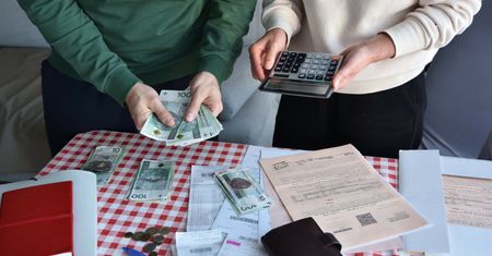 Przyniósł 50 tys. zł w plecaku. Oto jak Polacy spłacają długi