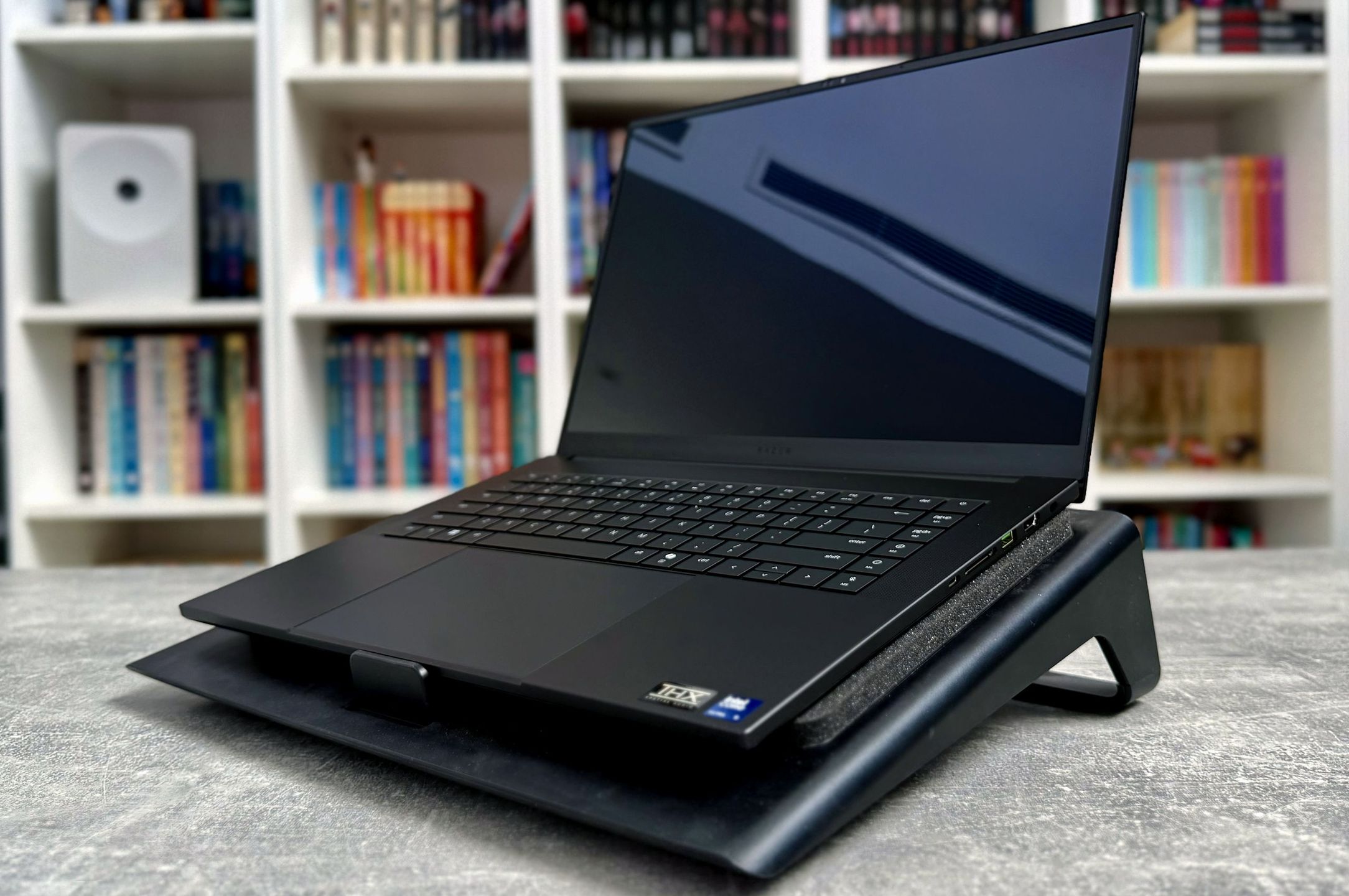 Razer Blade 16 (2026) - wygaszony na podstawce chłodzącej Razer