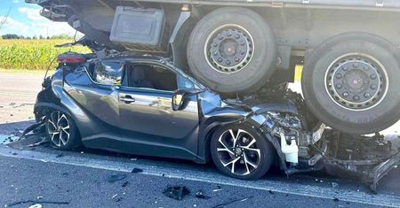 Wypadek na DK11. Auto kompletnie zmiażdżone. Wiemy, co z pasażerami