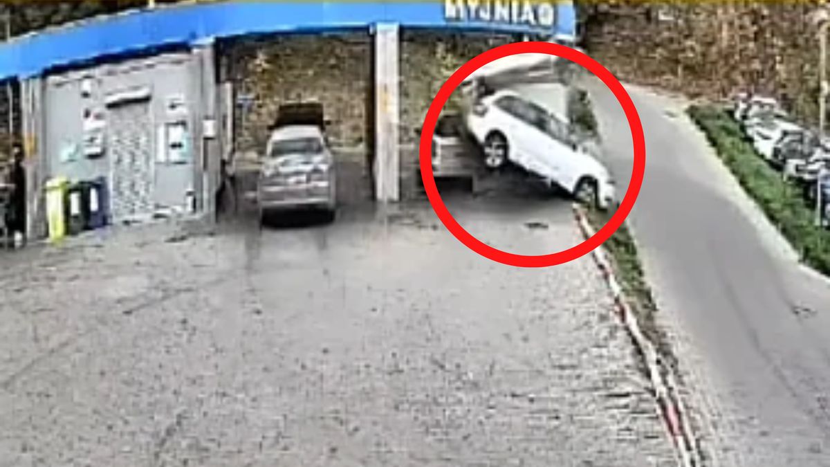 Kobieta pomyliła pedały i wjechała w myjnię.