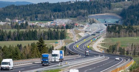 Druga nitka najdłuższego tunelu w Polsce przebita. Pomogły w tym materiały wybuchowe