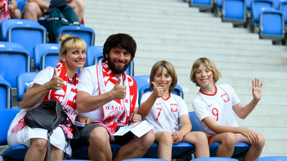Poznań, 08.06.2021. Kibice przed piłkarskim meczem towarzyskim reprezentacji Polski i Islandii, na Stadionie Miejskim, 8 bm. (paw) PAP/Jakub Kaczmarczyk