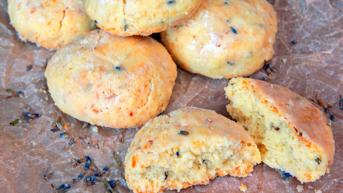 Kruche ciasteczka z lawendą.