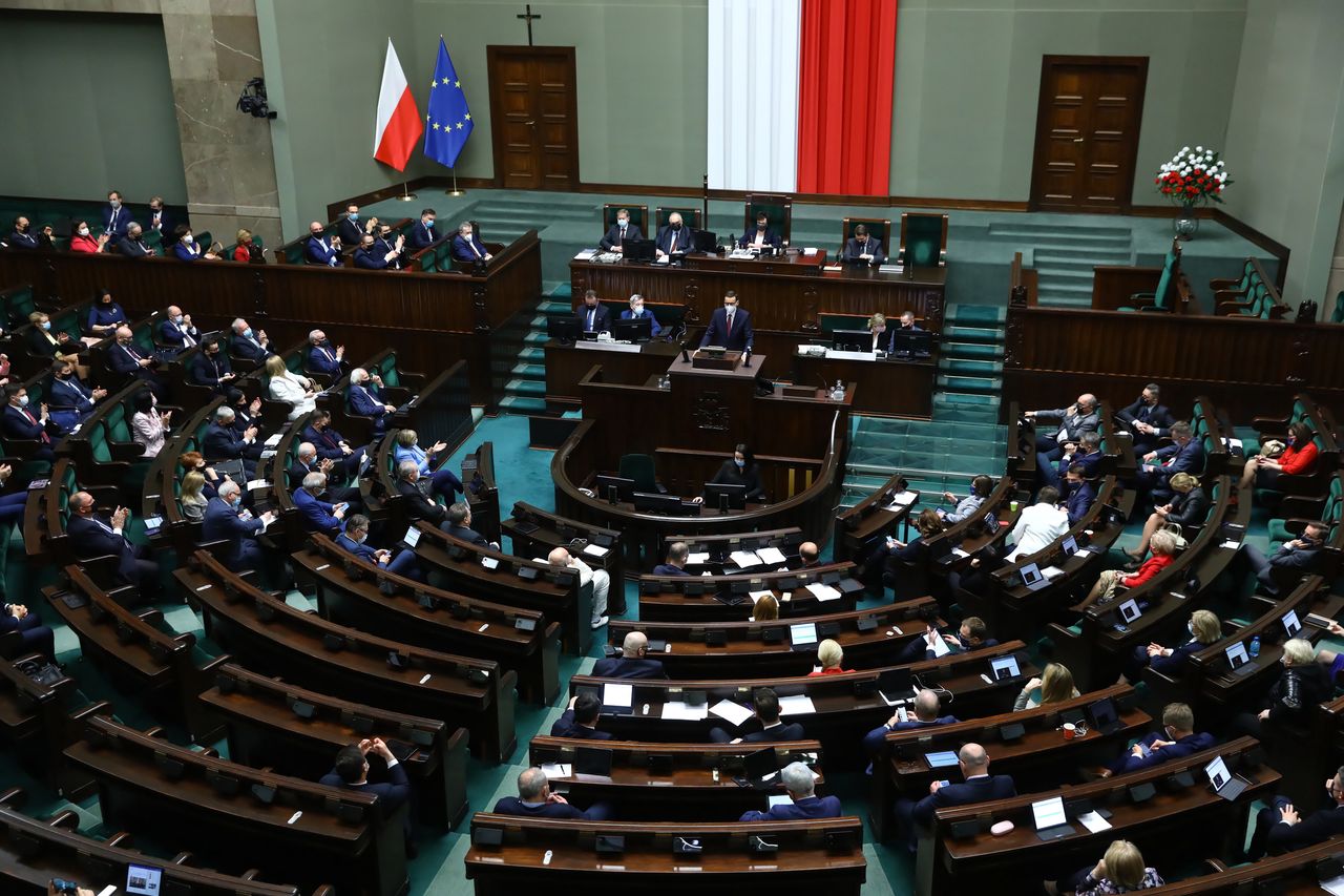 Najnowszy sondaż dla WP. PiS wciąż liderem, ale znów traci większość