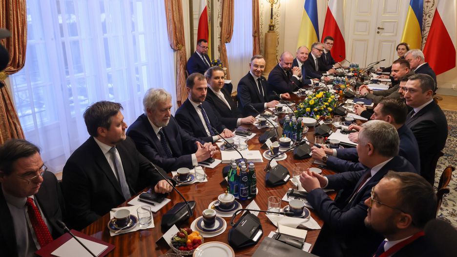 Warszawa, 15.01.2025. Prezydent RP Andrzej Duda (6L) oraz prezydent Ukrainy Wołodymyr Zełenski (5P) wraz z delegacjami, podczas spotkania w Belwederze w Warszawie, 15 bm. (mr) PAP/Albert Zawada ***Do tego materiału zdjęciowego dostępna jest również depesza w systemie CSI, pt.: Prezydent Ukrainy przybył do Belwederu na spotkanie z prezydentem Dudą***