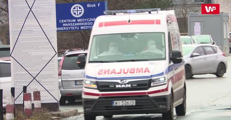 Ratownicy medyczni jeżdżą karetką z pacjentem po kilka godzin. W szpitalach brakuje miejsc