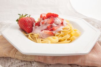 Makaron z truskawkami. Prosty przepis na ulubione danie Igi Świątek