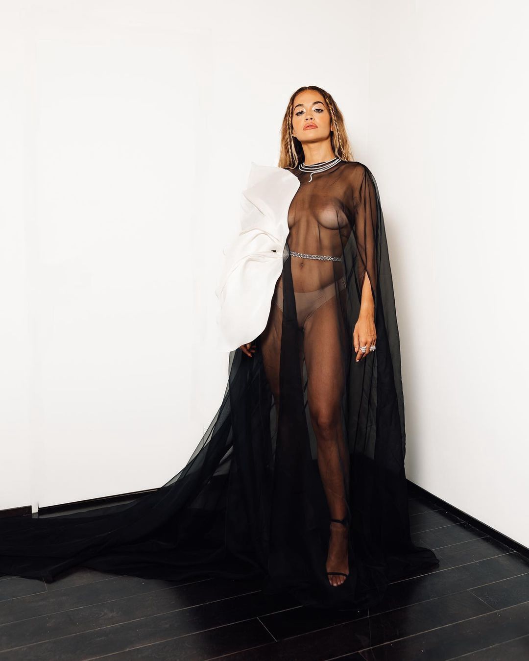 Rita Ora w "nagiej sukience" 