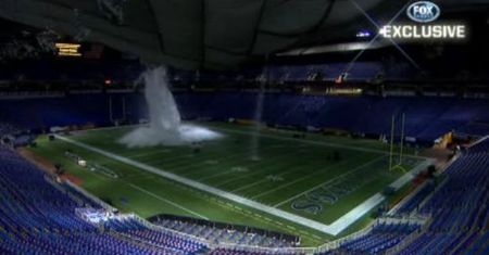 Tak zapada się dach stadionu pod ciężarem śniegu [wideo]