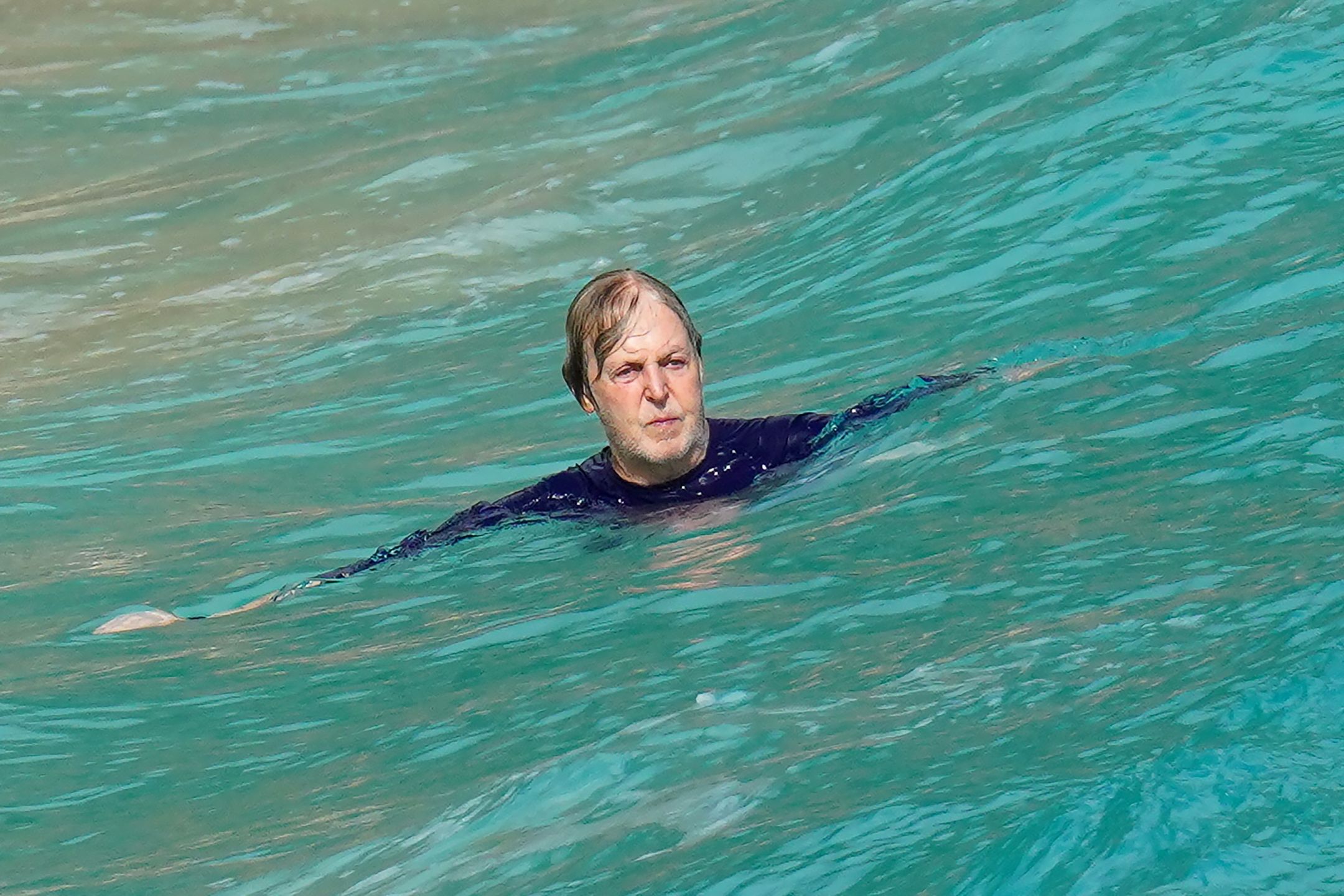 79-letni Paul McCartney i jego żona Nancy Shevell taplają się w Morzu Karaibskim