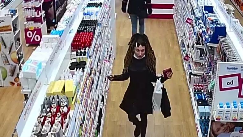 Wizerunek kobiety, która ukradła kosmetyki z drogerii Hebe