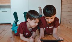 Dzieci spędzają tyle samo czasu na TikToku i YouTubie