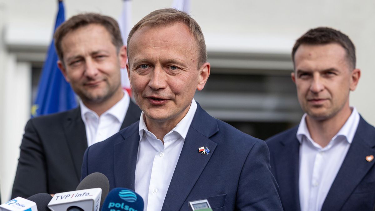 W środku kadru Piotr Serafin, po lewej komisarz UE ds. rolnictwa i żywności Christophe Hansen, po prawej minister do spraw Unii Europejskiej Adam Szłapka