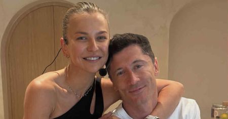 Anna i Robert Lewandowscy celebrują Dzień Dziecka, publikując zdjęcie z córkami. Do kogo podobna jest Klara, a do kogo Laura?
