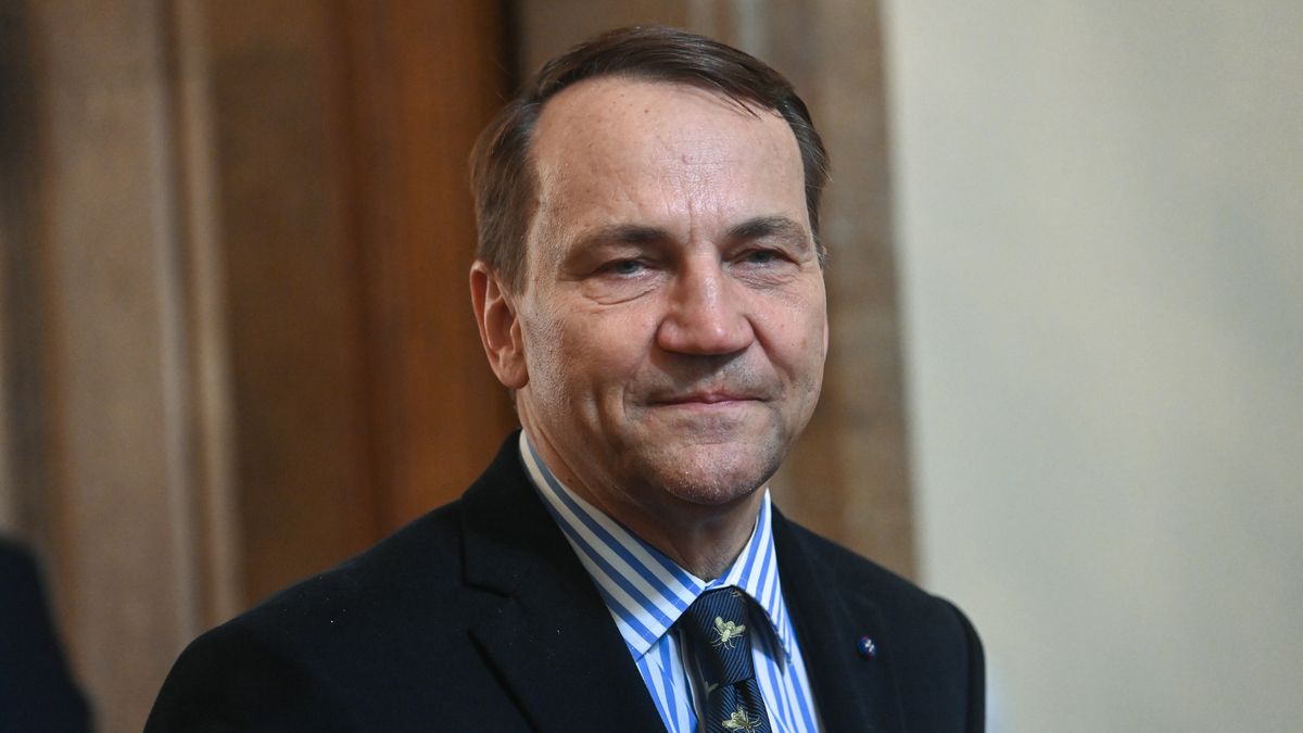 Bukareszt, Rumunia, 27.03.2025. Minister spraw zagranicznych RP Radosław Sikorski podczas konferencji prasowej w Bukareszcie, 27 bm. W programie wizyty szefa MSZ w Rumunii znalazły się m.in. rozmowy o bezpieczeństwie międzynarodowym, relacjach transatlantyckich oraz współpracy w zwalczaniu dezinformacji. (jm) PAP/Piotr Nowak