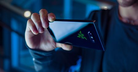Razer Phone 2: smartfon z ekranem 120 Hz dostał bezprzewodowe ładowanie i podświetlenie RGB