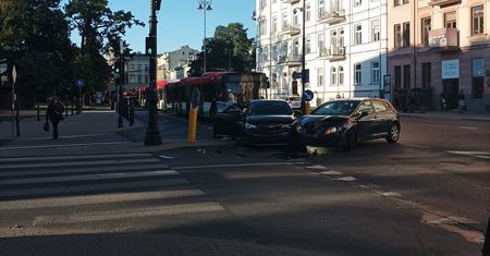 Stłuczka na skrzyżowaniu w centrum Lublina. Utrudniony przejazd w obydwu kierunkach