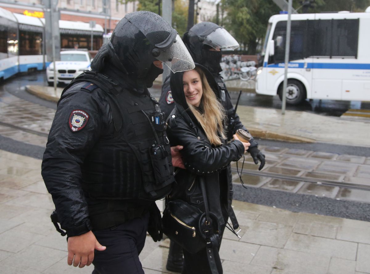 Funkcjonariusze policji zatrzymują protestującą kobietę podczas wiecu zorganizowanego przez ruch „Wiesna” (wiosna) w proteście przeciwko inwazji wojskowej na Ukrainę