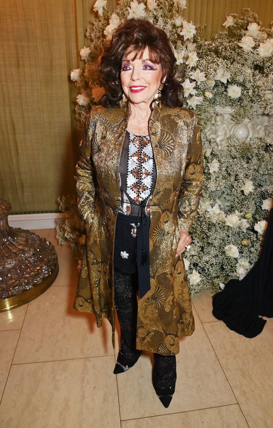 Joan Collins w srebrnych czółenkach