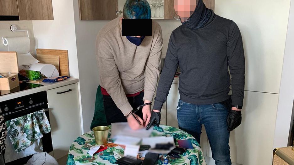 Warszawa. Oszust sprzedawał w sieci przedmioty, których nie posiadał. Udało mu się naciągnąć sporo osób. Nieuczciwego handlowca zatrzymali w Krakowie mokotowscy funkcjonariusze