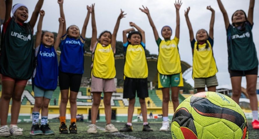 Unicef Polska w kampanii "Podaj dalej" apeluje o wsparcie dzieci