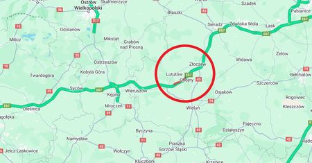 Bus uderzył w lawetę na S8. Dwie osoby nie żyją