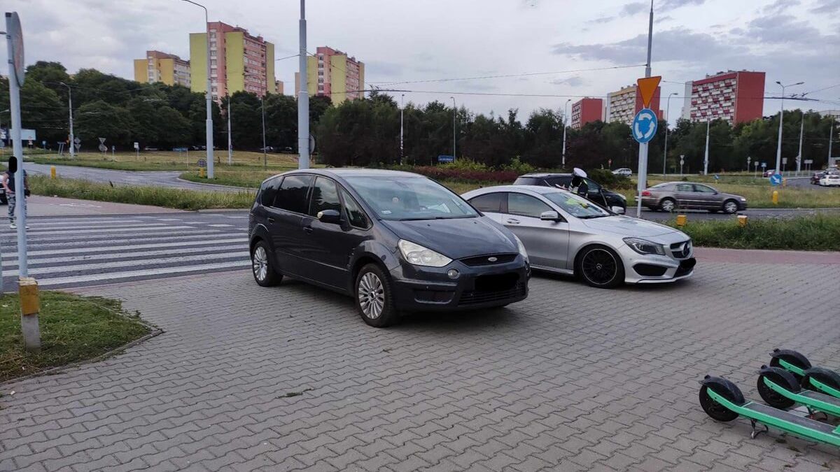 Rowerzysta potrącony przez forda i mercedesa na ul. Koryznowej