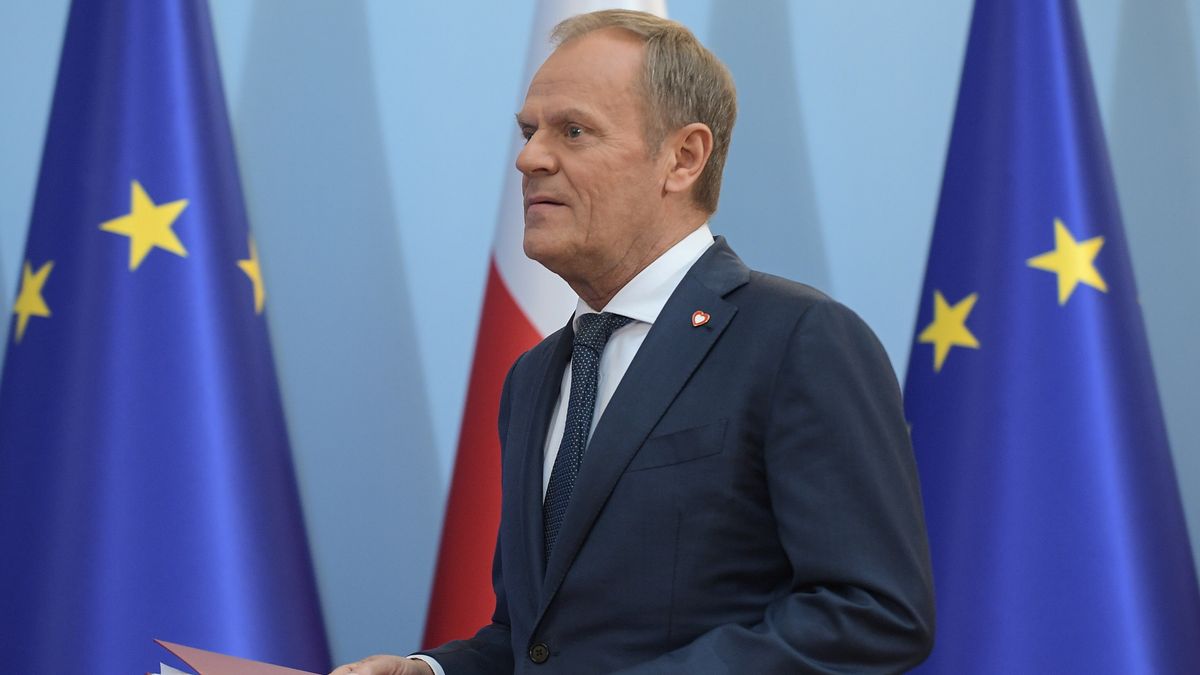 Warszawa, 16.04.2024. Premier Donald Tusk podczas konferencji prasowej po posiedzeniu rządu w siedzibie KPRM w Warszawie, 16 bm. (amb) PAP/Marcin Obara