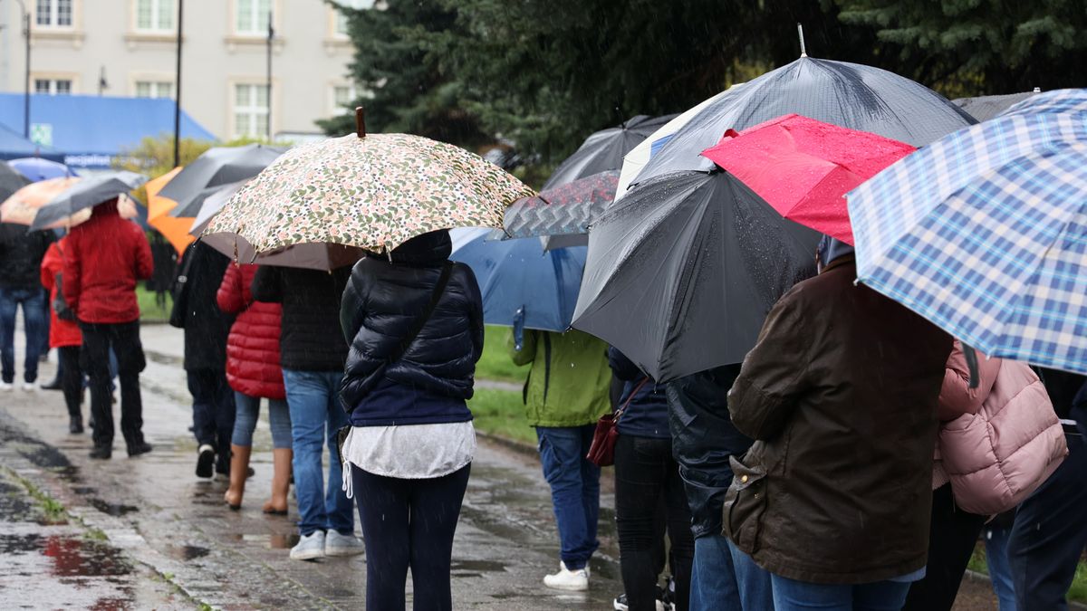 DAREK11ludzie, parasol, kolejka, deszcz, pada, kolejka linowa, przewoźnik, pogoad, woda, miasto, zimno, pojemnik, covid19, pobieranie, ulewa, szpital, życie, mobilny, nowy, biuro, poda, punkt, polska, prowincjonalny, chory, wiosna, ulica, namiot, pod parasolem, szczepienie, linia szczepionek, pieszy