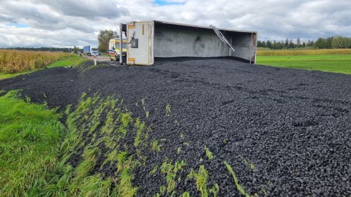 Ładunek wysypał się z naczepy