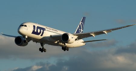 Odwołano lot z Okęcia. Pasażerowie dowiedzieli się dopiero na lotnisku