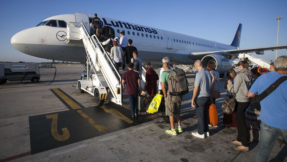 Naga pasażerka na pokładzie samolotu. Lot został opóźniony o 3,5 h