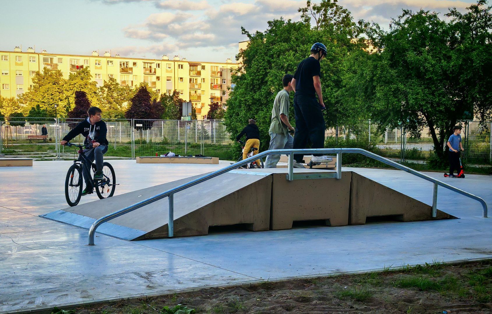Przy lasku przy ulicy Szarych Szeregów zniknął plac zabaw. Na starym boisku przy V Liceum Ogólnokształcącym powstaje za to nowy skatepark, który wcześniej był położony między blokiem nr 9 i wieżowcami 11 oraz 13. Tam z kolei ma być parking. 