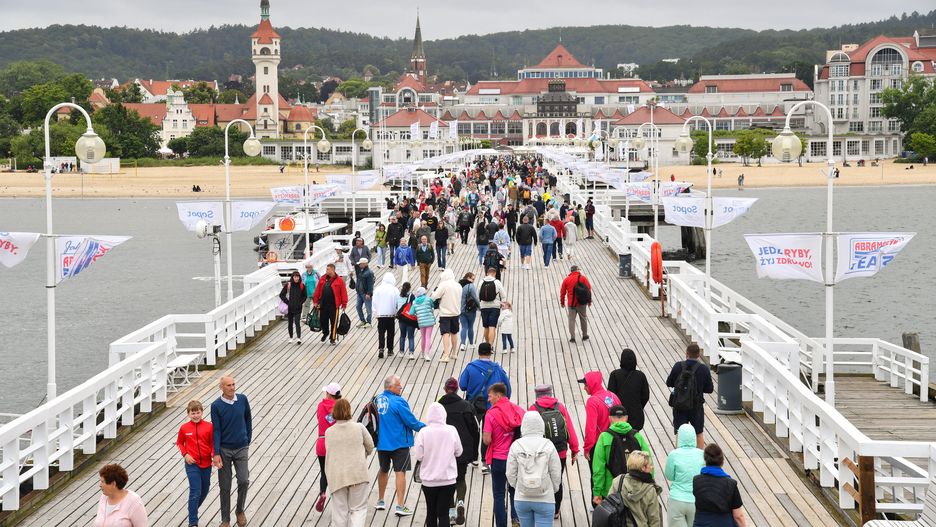 Spacerowicze na molo w Sopocie