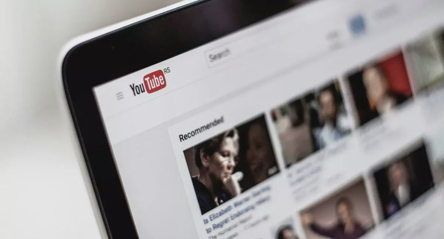 YouTube bardziej po polsku. Wprowadza dubbing