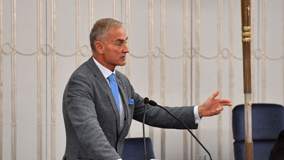 Warszawa, 09.09.2021. Senator PiS Jan Maria Jackowski na sali plenarnej Senatu w Warszawie w pierwszym dniu posiedzenia wyższej izby parlamentu, 9 bm. Trwa debata nad ustawą o zmianie ustawy o radiofonii i telewizji. (aldg) PAP/Piotr Nowak