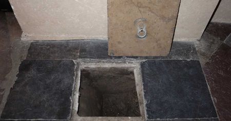 Tajemnicza skrytka w kościele we Włodawie. Dzisiaj jej zawartość to rzadkość